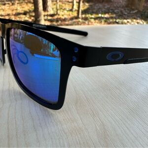 NEW! Oakley HOLBROOK sunglasses for men in box and Oakley case